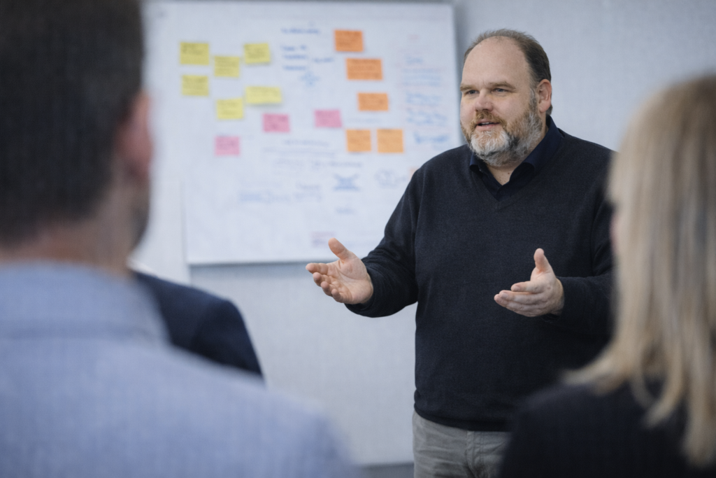 Markus Krüger strukturiert kritische Abstimmung zwischen Entwicklung, Produktion und Management in einer Projektphase